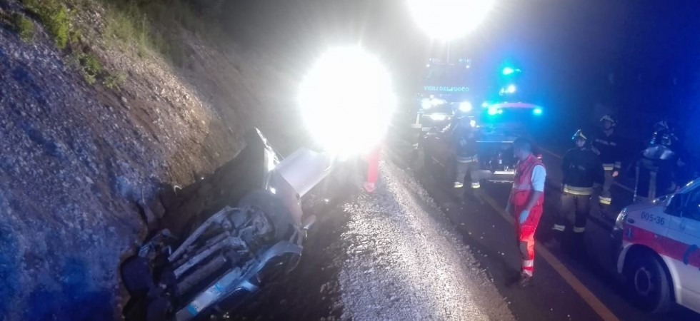 Esce di strada con l'auto, sbatte contro le barriere di cemento e si cappotta, 40enne finisce in ospedale